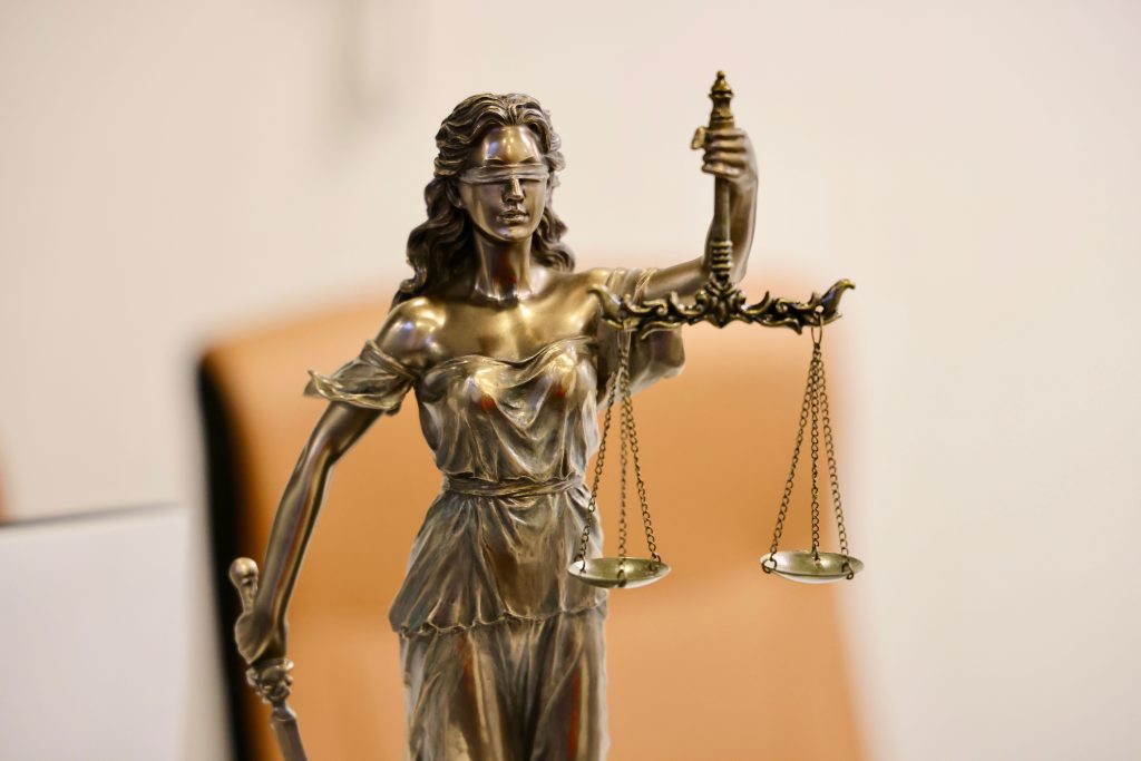 Zbliżenie na posąg Pani Sprawiedliwości trzymającej wagę, symbolizującą sprawiedliwość i uczciwość